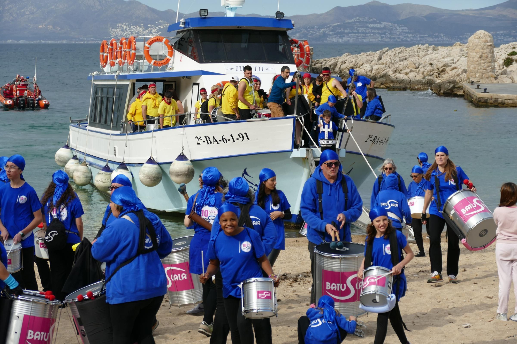 La Batuscala celebra 10 anys desembarcant a la platja de les Barques de l'Escala