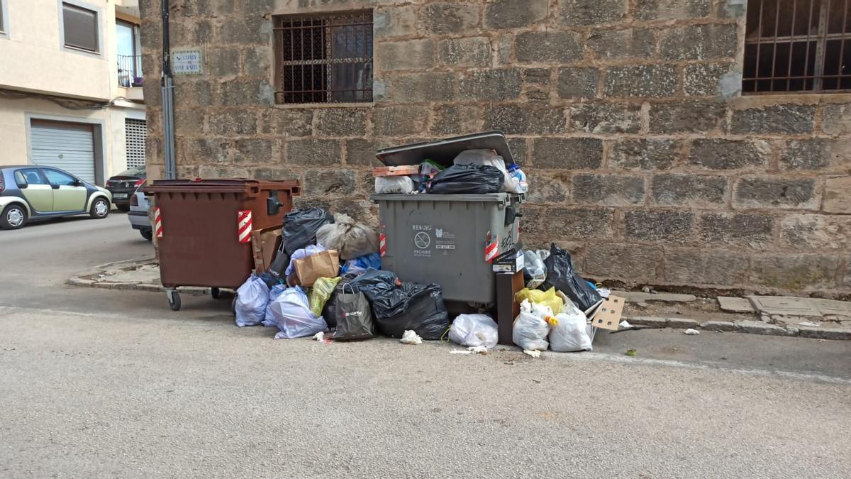 Acumulación de basura en una calle cercana al PAC de Manacor