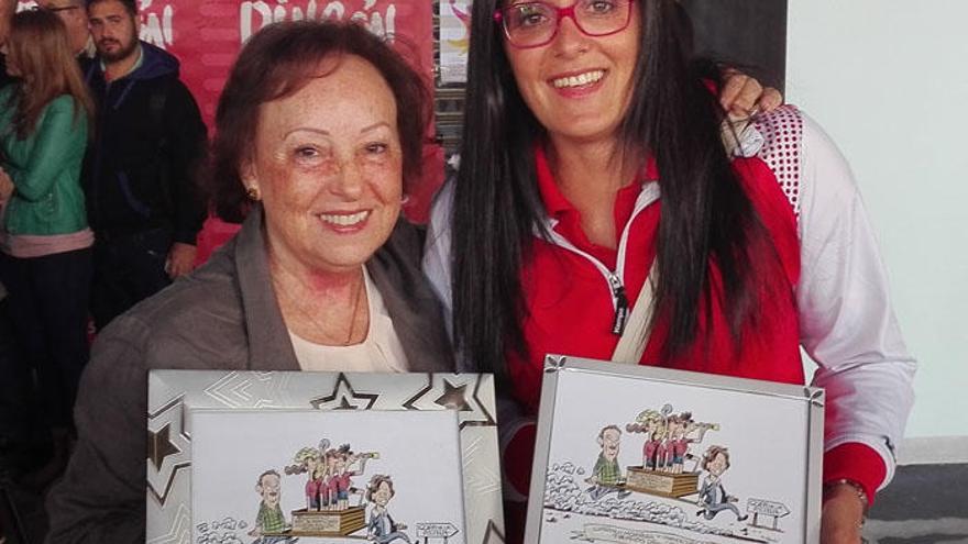 Carmen Morales, junto a la capitana Pepa Moreno.