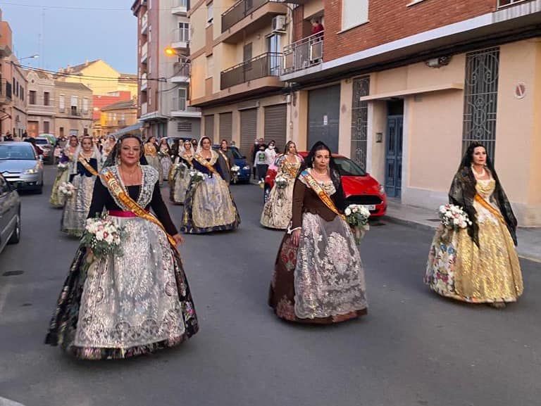 La falla de l'Oliveral reune a sus falleras mayores en una Ofrenda preparando el 75 aniversario