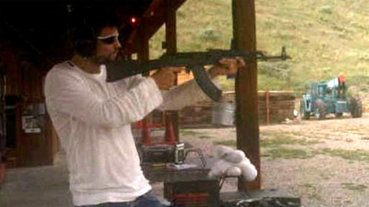 Gerard Piqué en 2011 disparando un Kalashnikov AK47