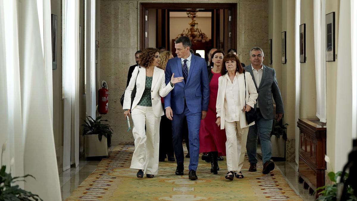 Pedro Sánchez, preside la reunión de diputados y senadores socialistas de la XIV legislatura.