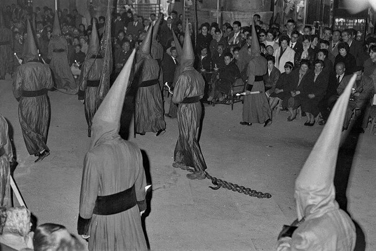 Un penitent amb cadenes al peu.