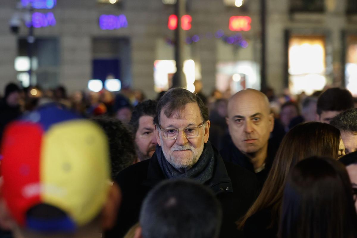 MADRID, 09/01/2025.- El expresidente del Gobierno Mariano Rajoy participa en una manifestación convocada en Madrid para apoyar al candidato opositor Edmundo González como presidente electo de Venezuela, este jueves, en vísperas de la toma de posesión presidencial en Caracas. EFE/ Mariscal