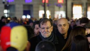 MADRID, 09/01/2025.- El expresidente del Gobierno Mariano Rajoy participa en una manifestación convocada en Madrid para apoyar al candidato opositor Edmundo González como presidente electo de Venezuela, este jueves, en vísperas de la toma de posesión presidencial en Caracas. EFE/ Mariscal
