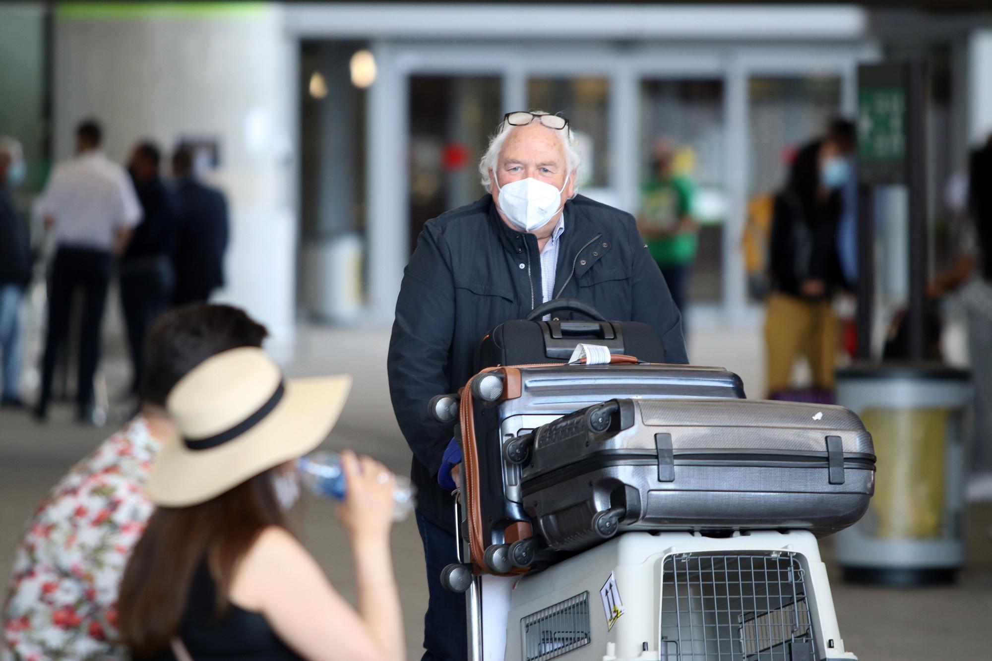 Turistas llegan al aeropuerto de Málaga el lunes 24 de mayo, tras relajarse las restricciones