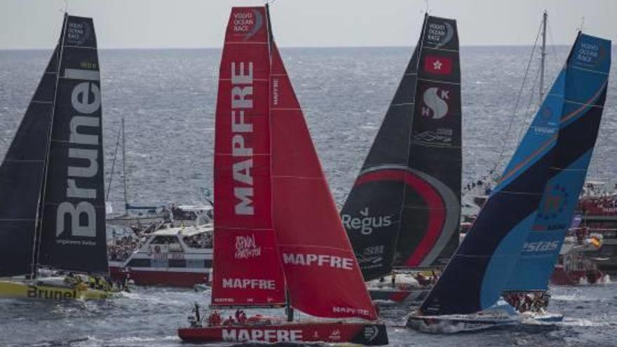 Varios veleros en Alicante durante la última salida de la Volvo Ocean Race.