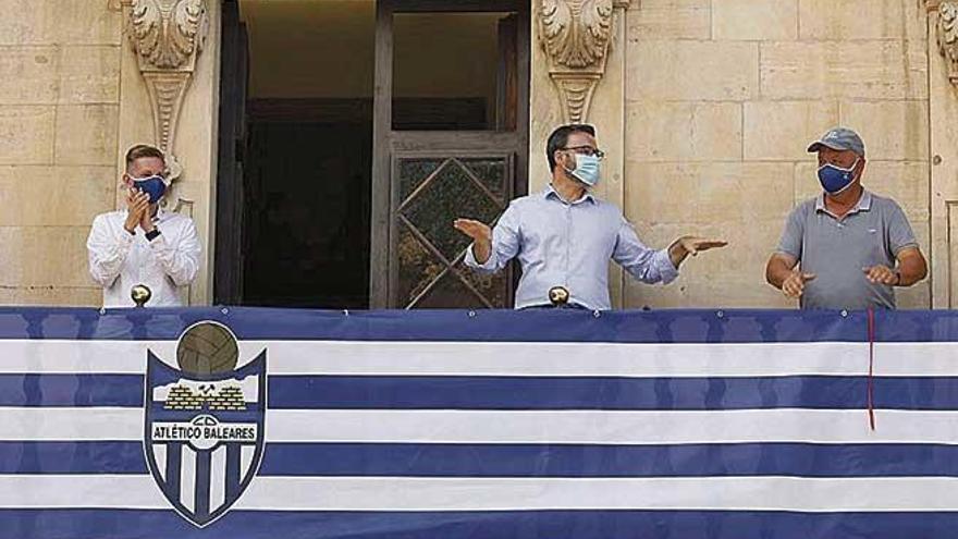 El Ajuntament luce la bandera del Baleares desde el pasado lunes.