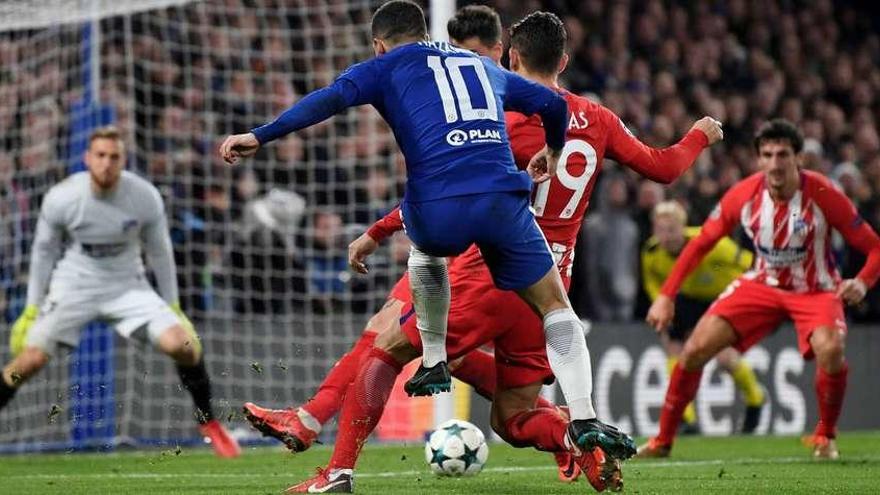 Instante en el que Hazard dispara para anotar el gol del Chelsea, después de que el balón tropezase en Savic.