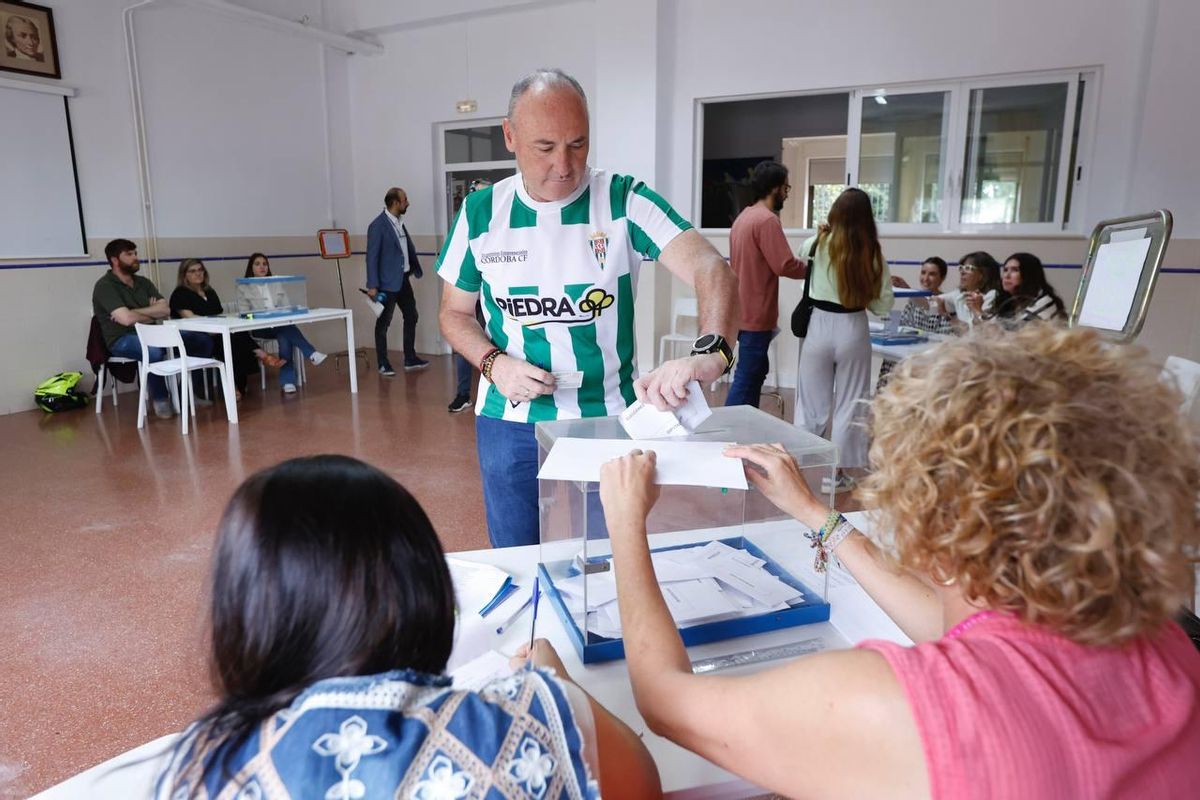 Francisco Javier Piedra, de supermercados Piedra, ha acudido a votar con la camiseta blanquiverde.