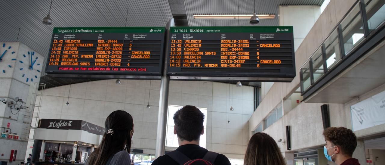 Muchos usuarios no pudieron tener ninguna información hasta acudir a la estación, donde encontraban los trenes cancelados