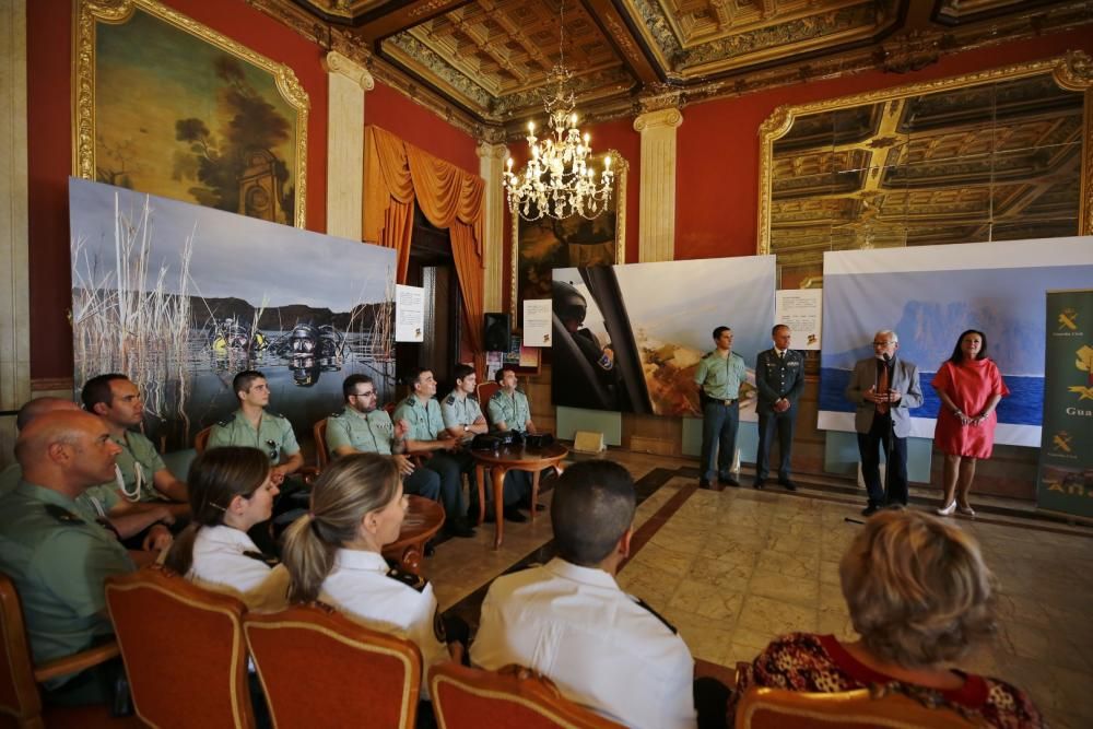 La Sociedad Casino de Torrevieja acoge hasta el lunes una exposición fotográfica de Manuel Lorenzo con motivo del 175 aniversario de la Guardia Civil. La inauguración el martes estuvo precedida por un