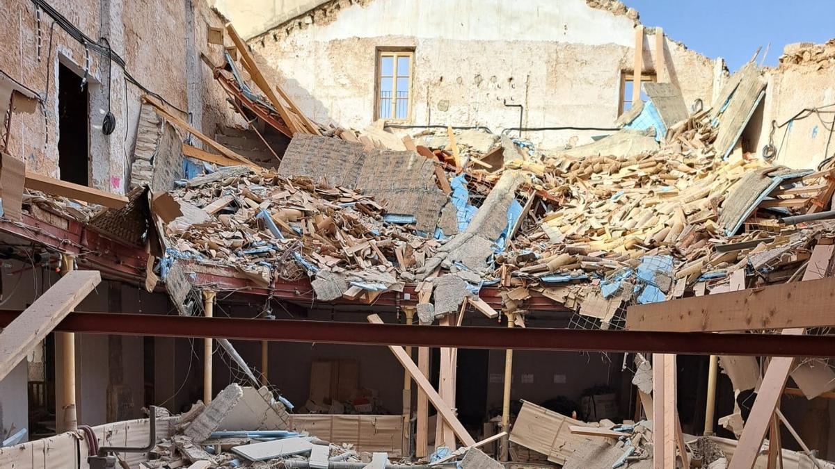 El derrumbado teatro Defensora de Sóller.