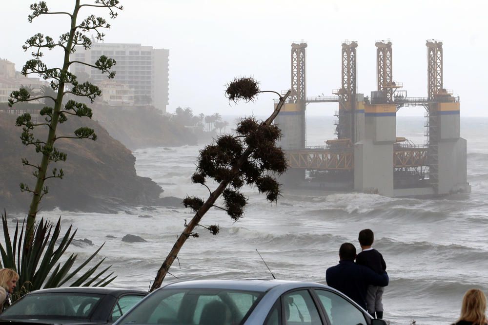 La estructura, de 43 metros de eslora, se soltó del enganche con el remolcador que la llevaba a Cádiz