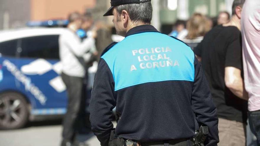 Un policía local, patrullando en el centro de A Coruña. // J. Roller