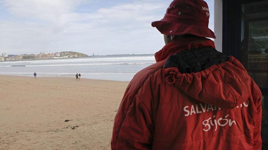 Rescatan a un hombre de morir ahogado en la playa de San Lorenzo