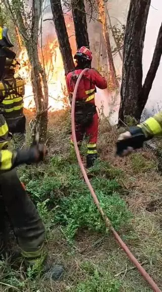 Directo | El incendio de Las Peñas de Riglos suma una segunda noche "muy productiva" tras un domingo donde murió un bombero de la UME tras un accidente