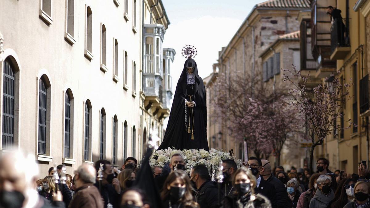 Un momento del desfile procesional por el casco antiguo de Zamora.
