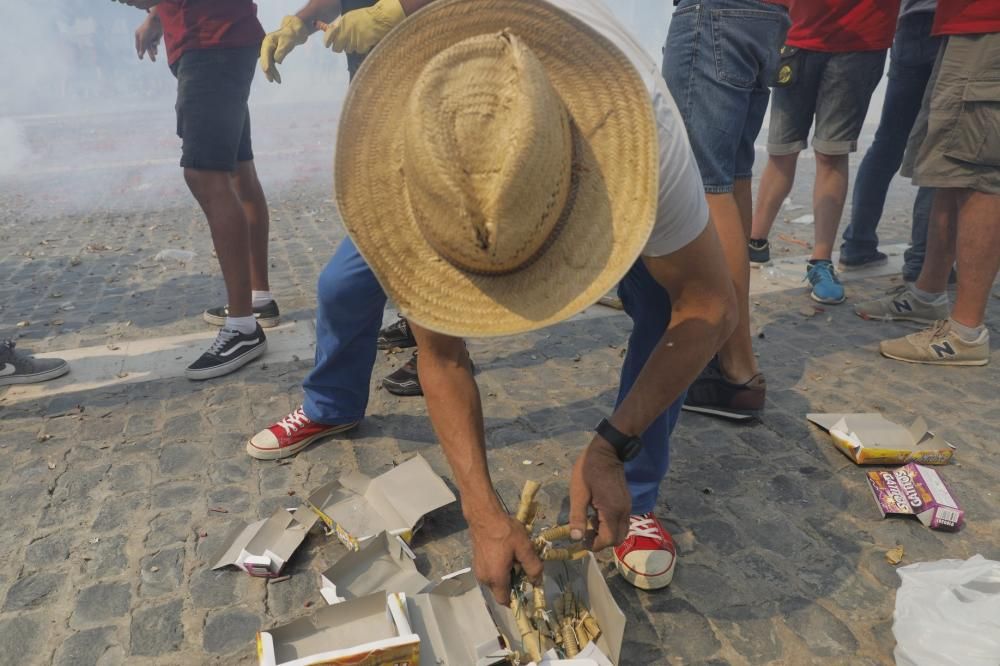 Mascletà manual en la Plaza del Pueblo de Paterna.