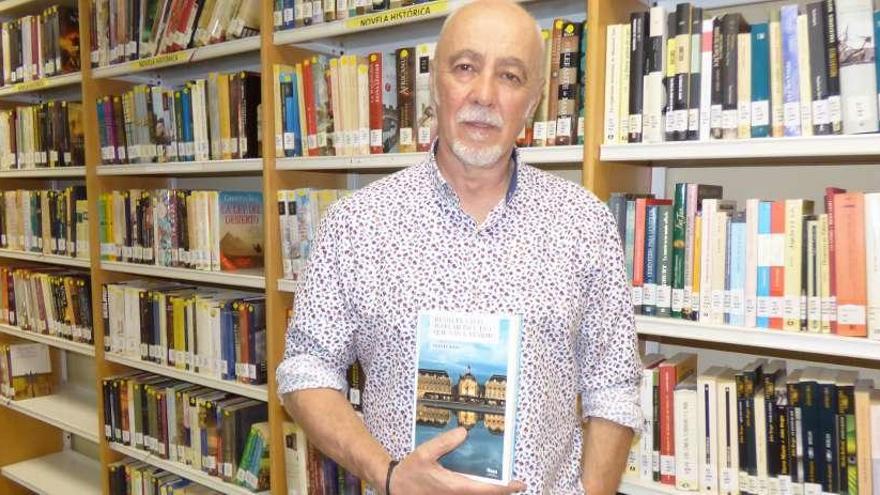 El escritor Miguel Rojo presentó su última novela en Tineo