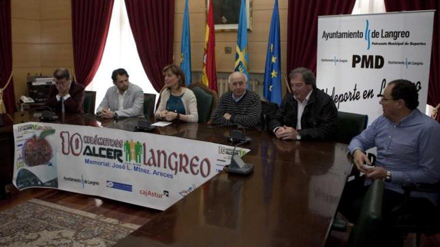 La presentación, ayer, en el salón de plenos del Ayuntamiento de Langreo.