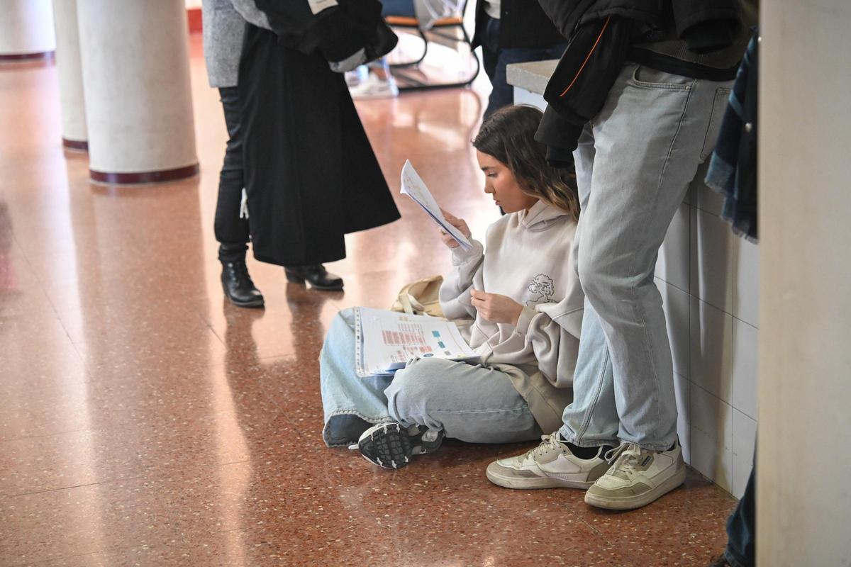 Una joven da un último repaso antes de las pruebas.