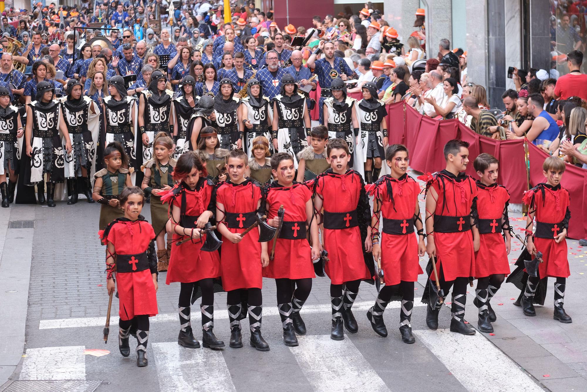 Genios y tesoros en el Desfile Infantil de Elda