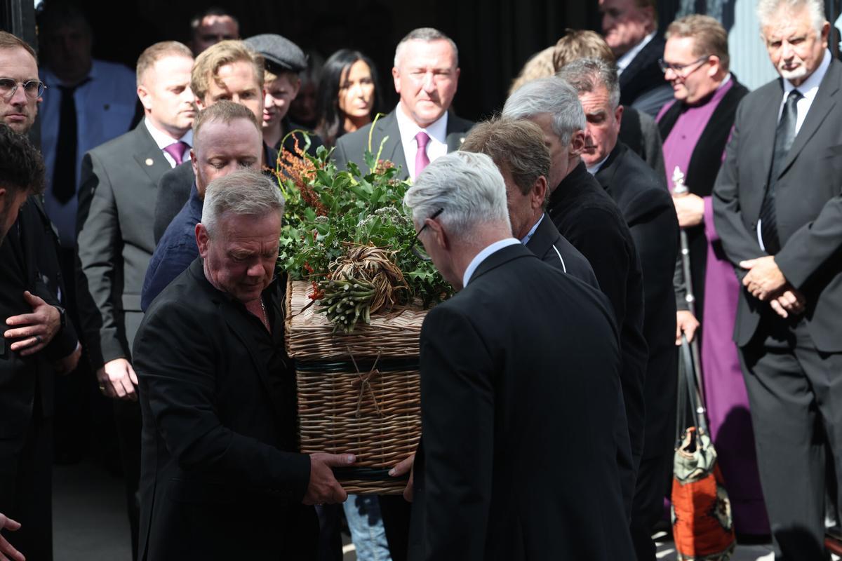 04 August 2026, Ireland, Dublin: People carry the coffin of Glen Hansard out of St Patrick's Cathedral following his funeral. The Oscar-winning Irish musician and activist died in a motorcycle crash last week. Photo: Damien Eagers/PA Wire/dpa 04/08/2026 ONLY FOR USE IN SPAIN. Damien Eagers/PA Wire/dpa;Glen Hansard death##;Palo Alto 2026;Hansard;music;celebrity;people;Funeral of Irish musician Glen Hansard in Dublin;
