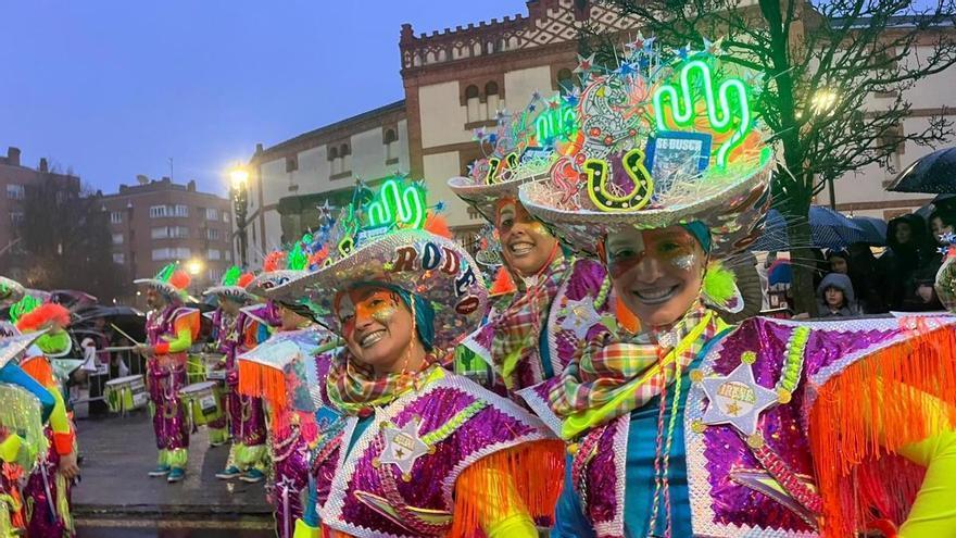 La ilusión y el colorido de las agrupaciones hacen frente a la lluvia en el gran desfile del Antroxu de Gijón (Vídeo)