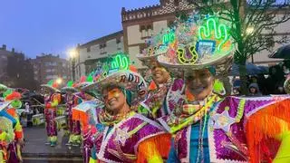 La ilusión y el colorido de las agrupaciones hacen frente a la lluvia en el gran desfile del Antroxu de Gijón