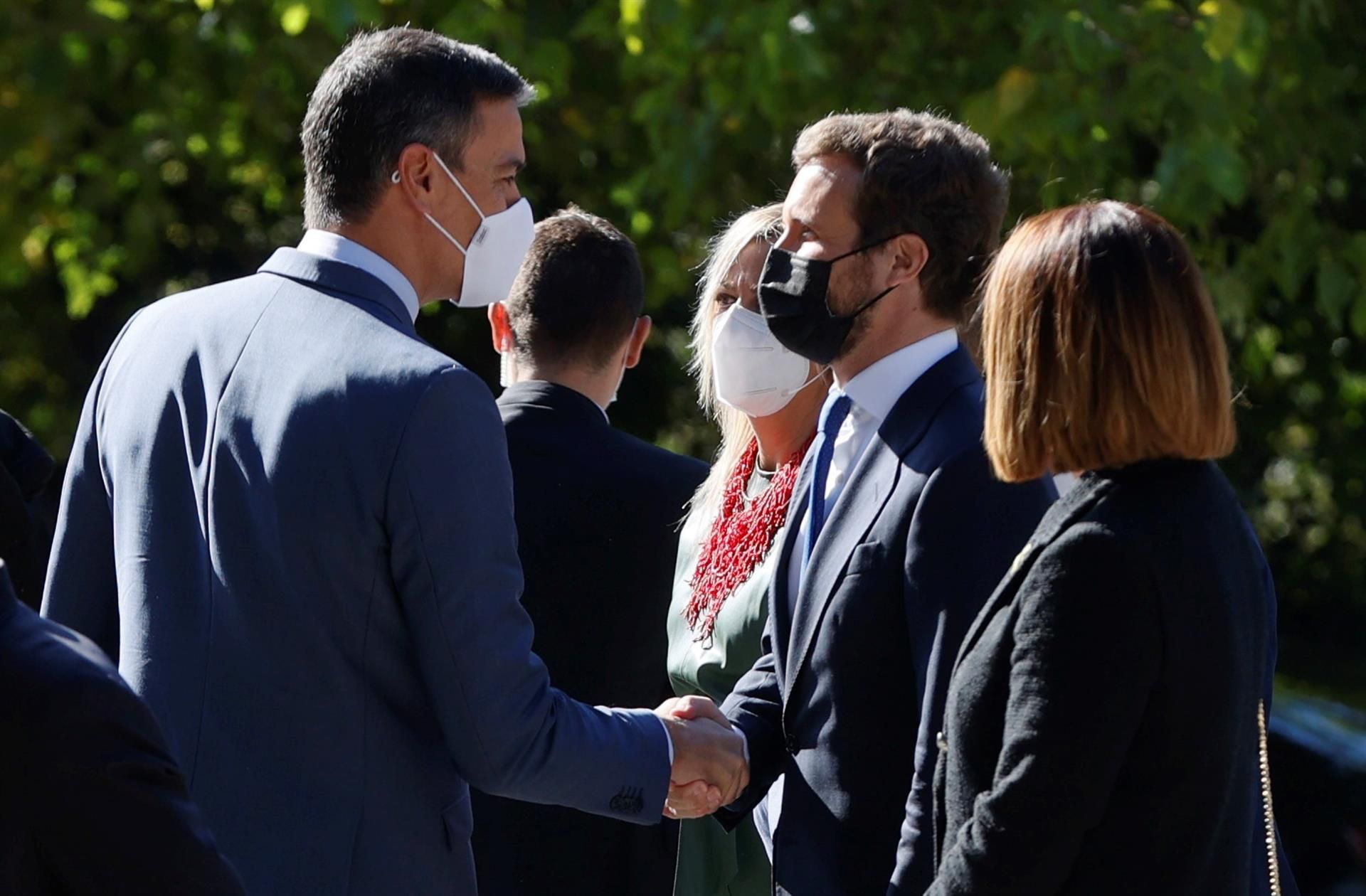 El presidente del Gobierno, Pedro Sánchez, saluda al líder del PP, Pablo Casado, a su llegada al Monasterio de Yuste donde este jueves el rey Felipe entrega el Premio Europeo Carlos V a la canciller alemana, Angela Merkel.