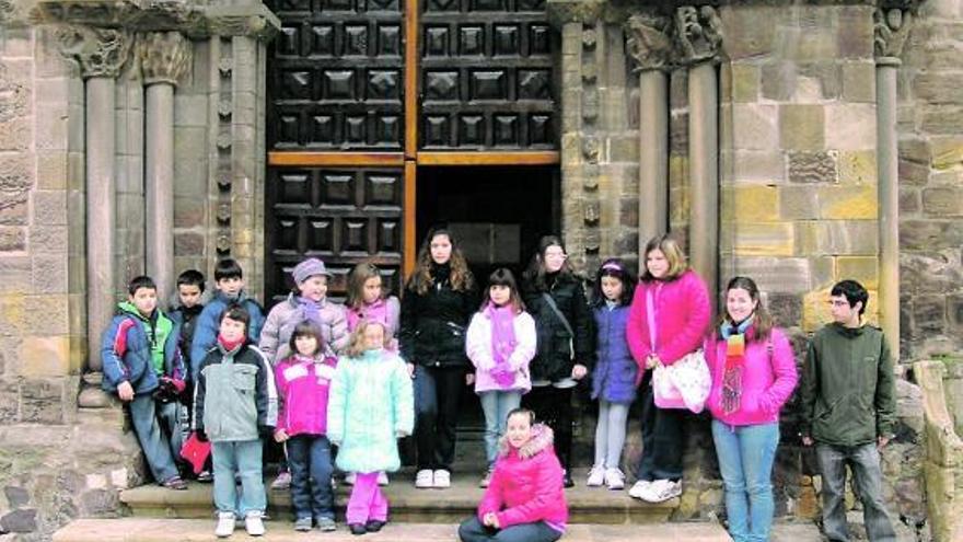 Los alumnos del colegio candasín Poeta Antón visitan Avilés