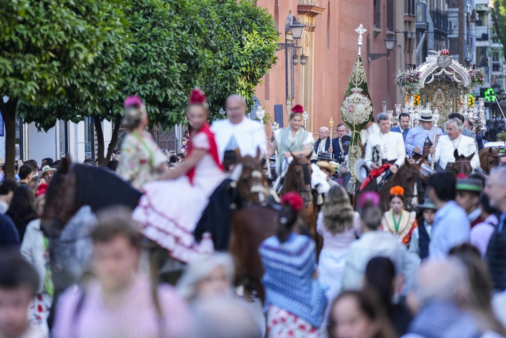 Detalle de la salida de la Hermandad del Rocío de Triana, a 15 de mayo de 2024 en Sevilla (Andalucía, España). Las Hermandades del Rocío de Sevilla capital ya van camino de la Aldea del Rocío para postrarse ante la Blanca Paloma en la festividad de Pentecostés. Las hermandades de Triana, Macarena, El Salvador y el Cerro de Águila, son las que han iniciado el camino hoy. Mañana lo hará la Hermandad de Sevilla Sur. 15 MAYO 2024 Joaquin Corchero / Europa Press 15/05/2024 / Joaquin Corchero;