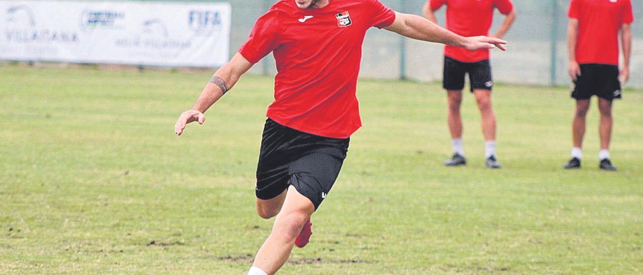 Damià Sabater en un entrenamiento con el La Nucia.