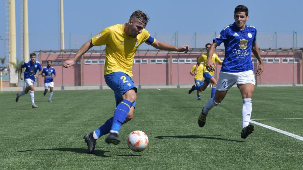 Brian y Samuel, en una jugada del partido Las Palmas Atlético-Marino de ayer. | | UD LAS PALMAS