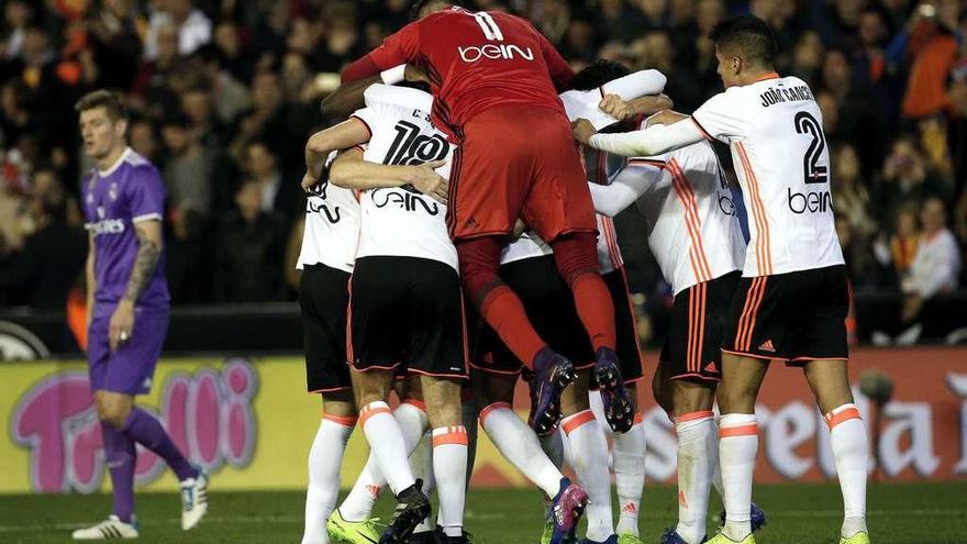 Los jugadores del Valencia celebran el triunfo al final del partido, con Kroos al fondo.