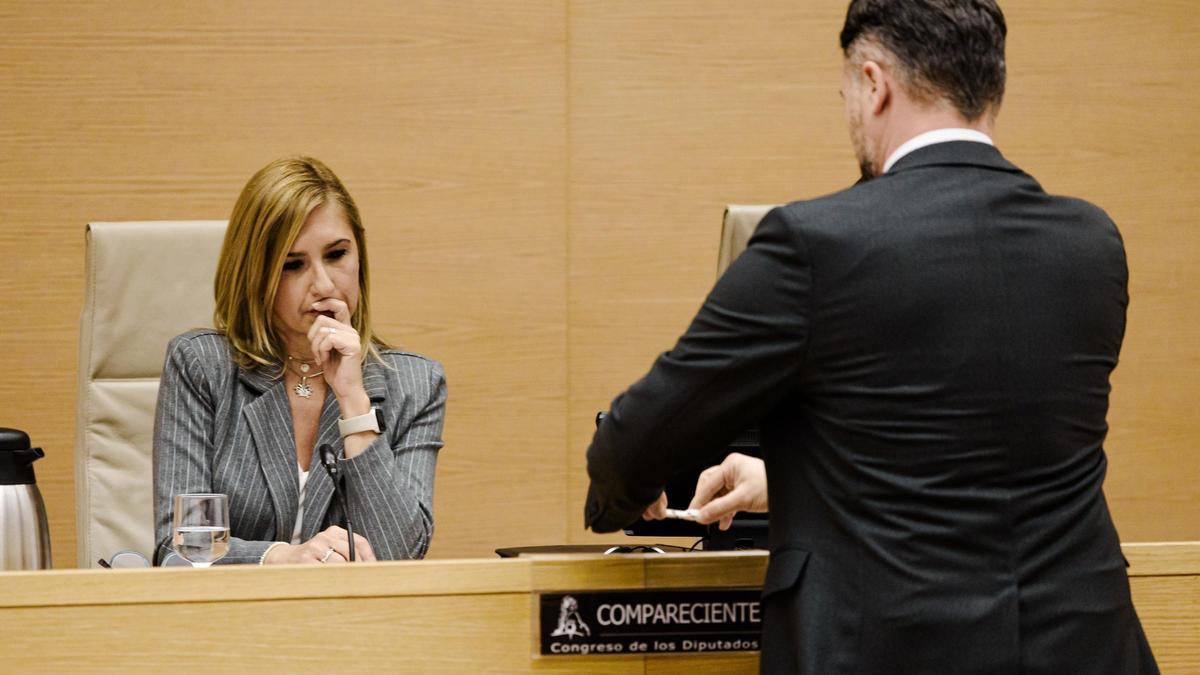 El diputado Gabriel Rufián entrega el trozo de cuerda a Salomé Pradas en su comparecencia en el Congreso de los Diputados.
