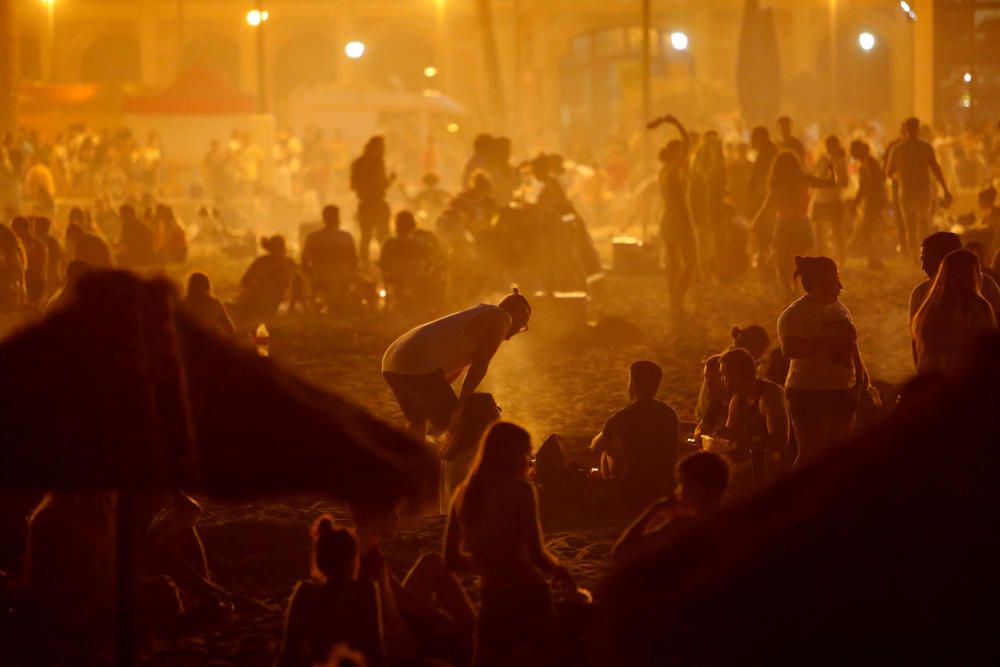 Hogueras de la noche de San Juan en València