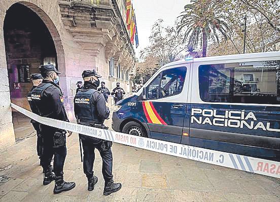 ‘La Paca’ arropa a su hermano a las puertas de la Audiencia Provincial