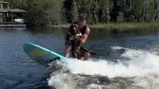 Un perro labrador y su dueño surfean juntos en un lago de Florida | Vídeo