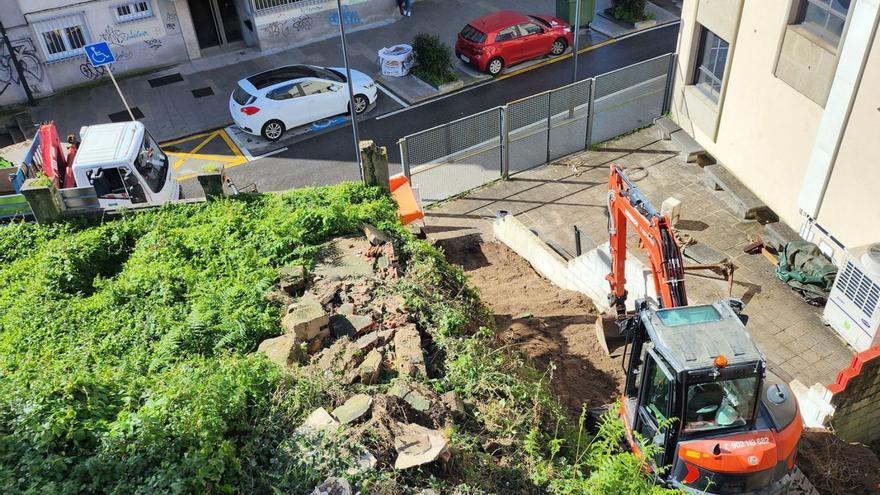 Inicio de las obras de instalación de un ascensor entre las calles Romil e Hispanidad en Vigo. |   // J. LORES