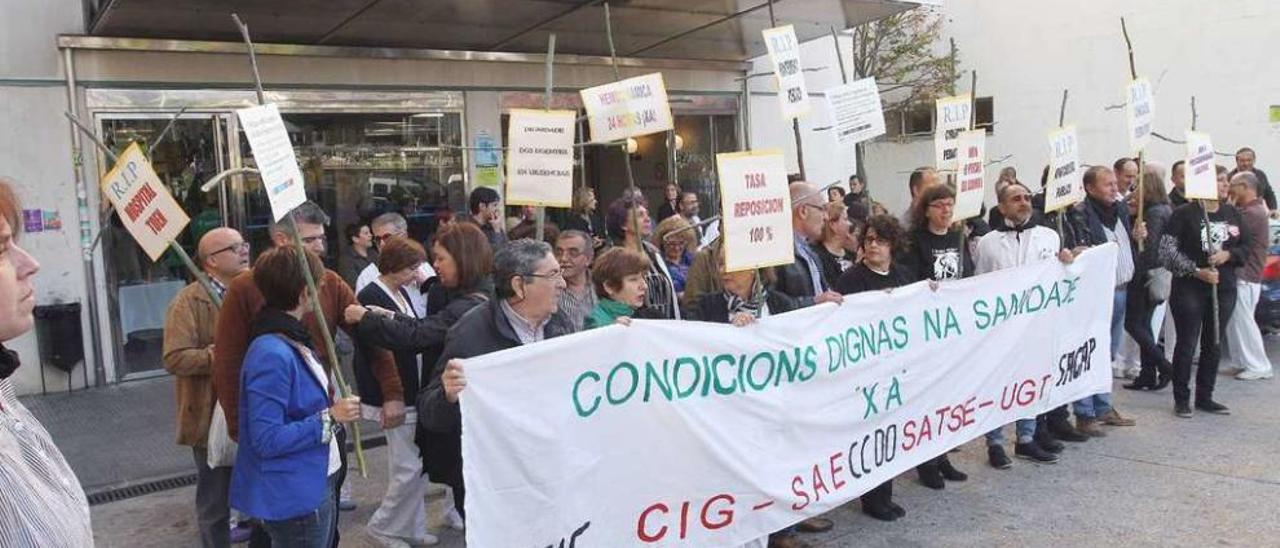 Sindicatos sanitarios que se manifestaron ayer en solidaridad con la ciudad olívica. // Iñaki Osorio