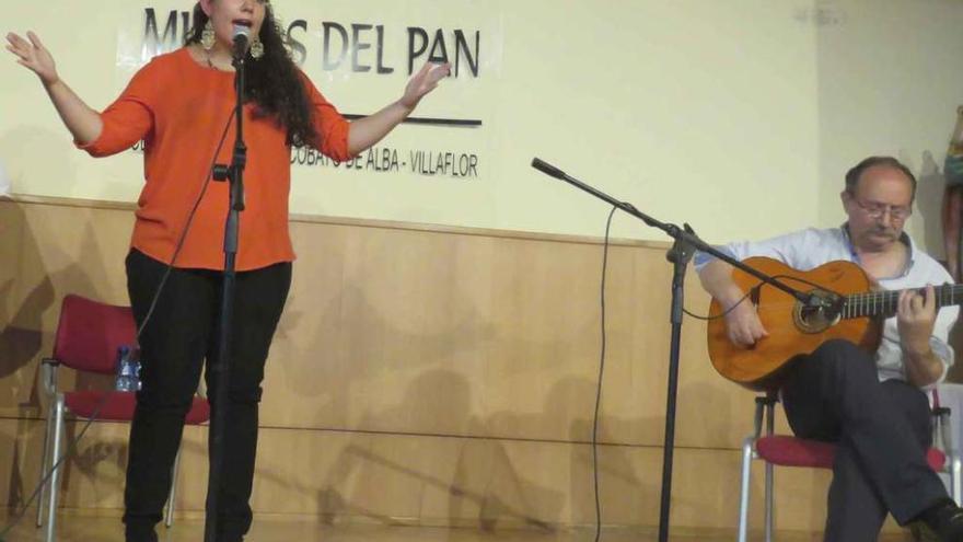Eva Valle y Miguel Uña a la guitarra.