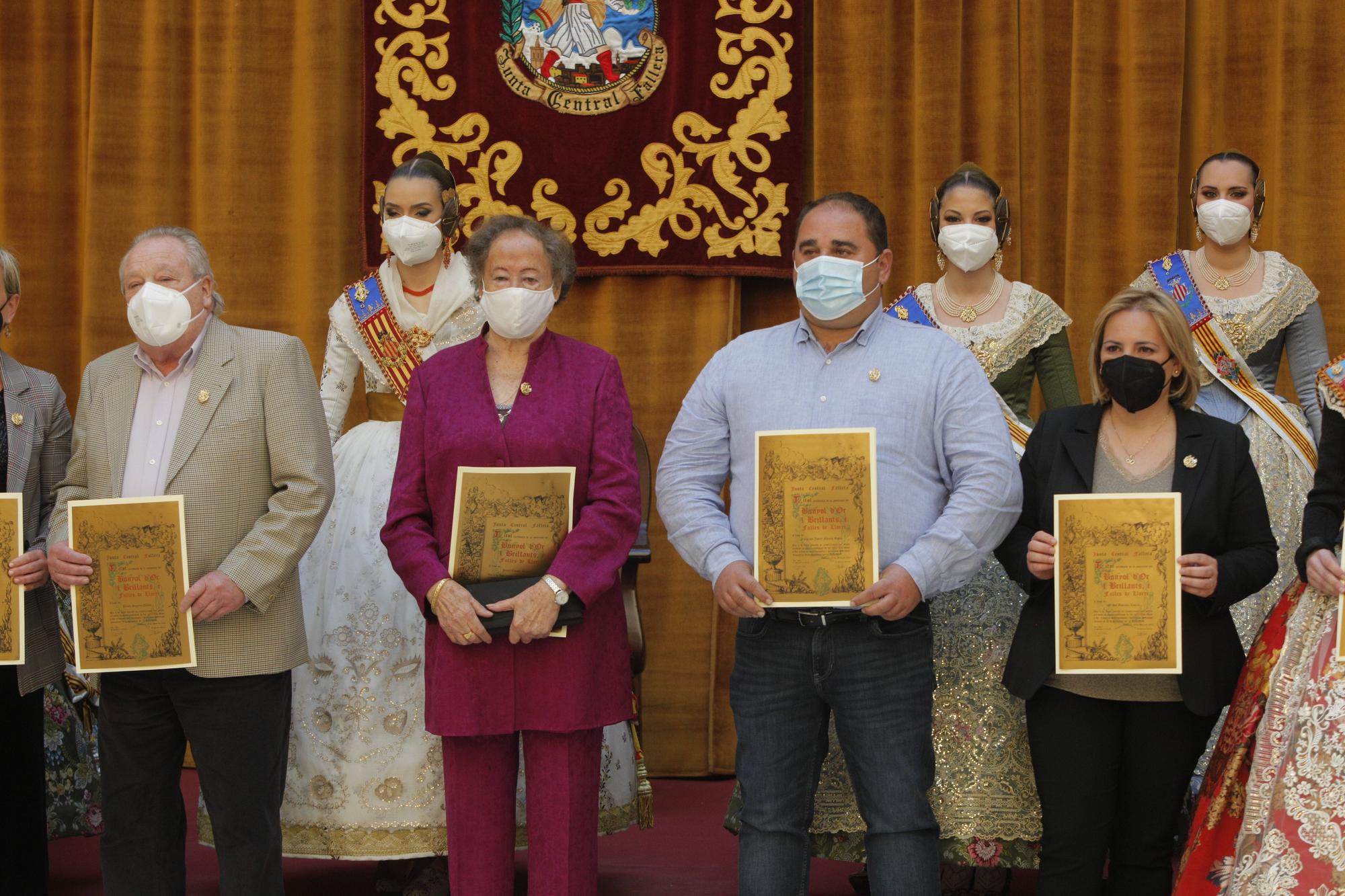 Benicalap recibe los honores de sus falleros con "Bunyol de Brillants"