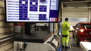 Un operario revisa un vehículo en una estación de ITV.