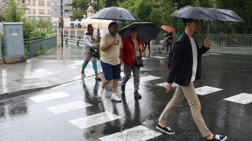 Los ciudadanos han tenido que sacar los paraguas a la calle a media mañana