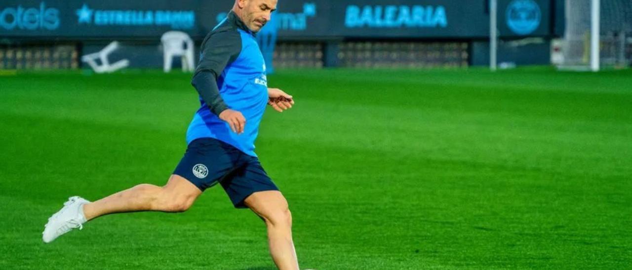 Paco Jémez golpea un balón durante su primer entrenamiento al frente de la UD Ibiza en Can Misses. | UDI