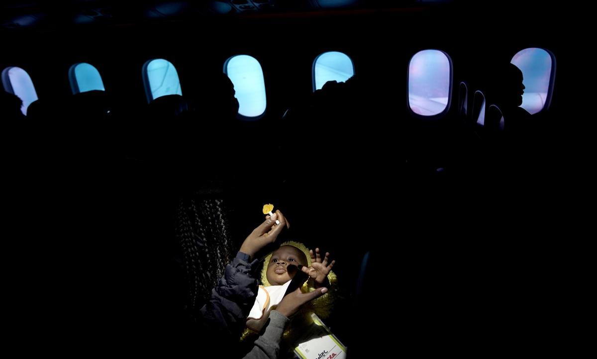 MADRID. 26.11.2021.Enrique Piñeyro. Solidaire. NigerUna joven camerunesa alimenta a su bebé durante el vuelo. La mayoría de los refugiados eran mujeres y niños.