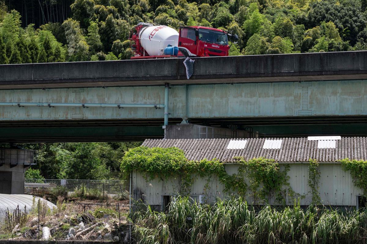 Un camión mezclador de concreto se encuentra inmovilizado en una carretera en la prefectura de Yatsushiro, Kumamoto, el 29 de julio de 2026, después de que un terremoto sacudió el suroeste de Japón el día anterior. (Foto de Yuichi YAMAZAKI / AFP)