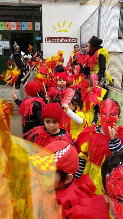 L'Escola Renaixença omple el Passeig de color